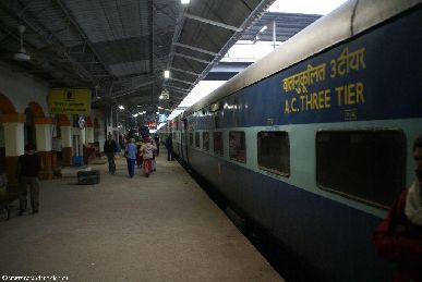 india.2007/uttar.pradesh.varanasi.trainstation.small.jpg